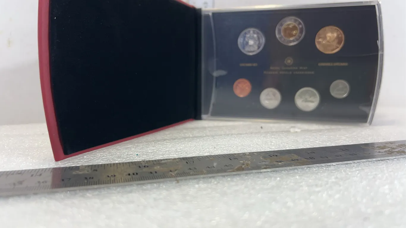 Royal Canadian Mint Set Coin Collection 2009, approx. 8'' x 5" *Unreserved*