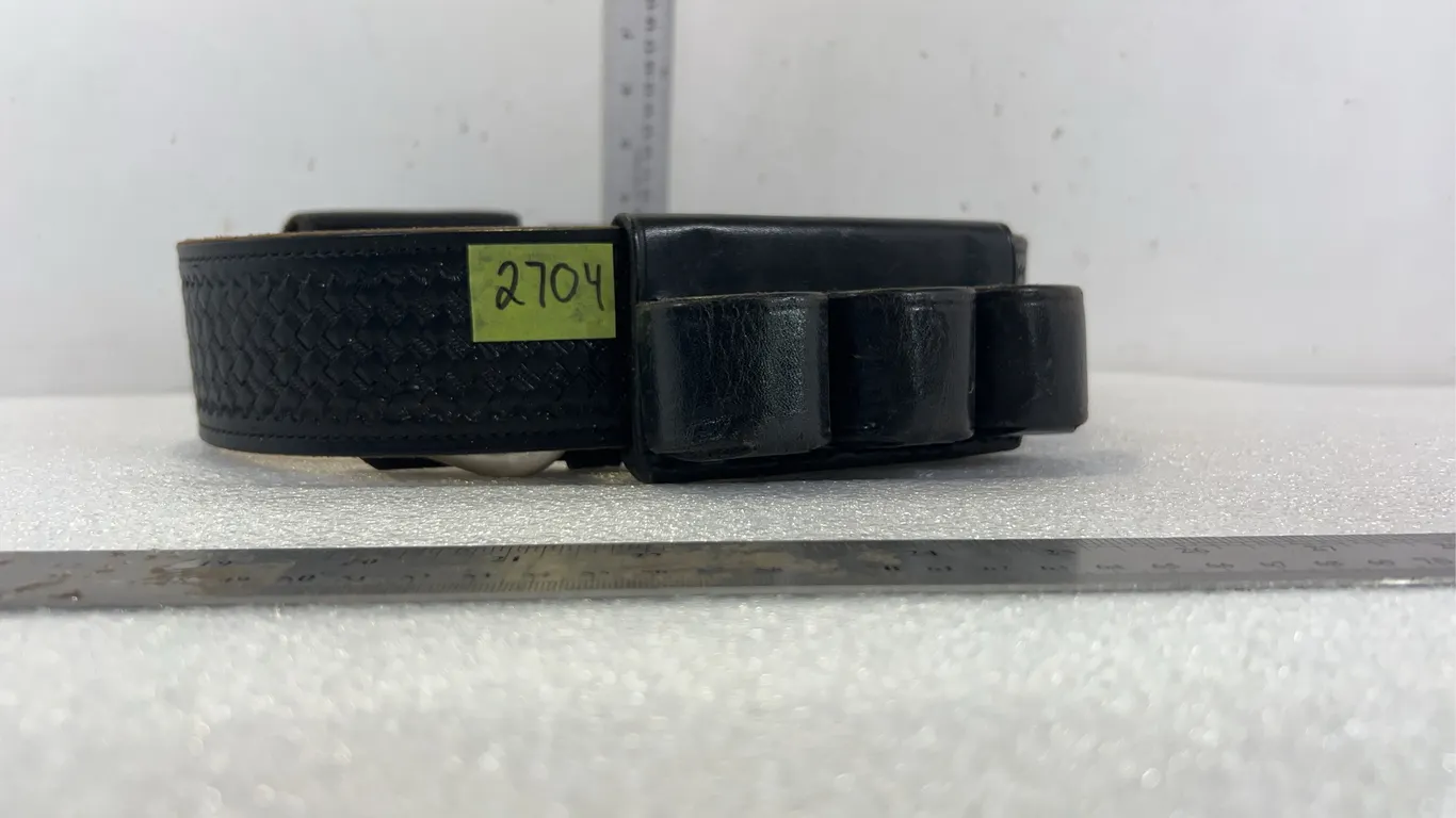 Don Hume Gun Belt with Speed Loader Pouches, approx. 52" *Unreserved*
