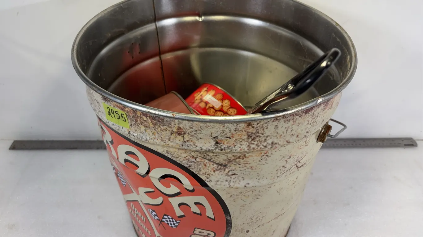 Assorted Tins, approx. 3 Units & fry basket, *Unreserved*