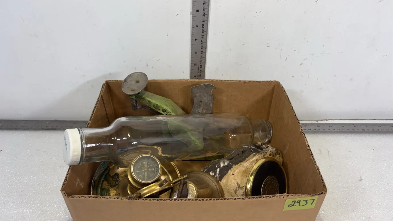 1 - Box of Assorted Vintage Household Items, approx. 6pce *Unreserved*