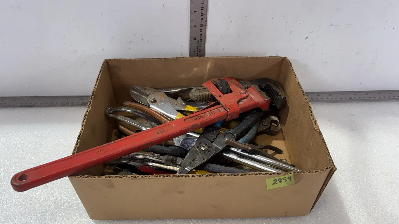 1 - Box of Assorted Tools, approx. 24 pce *Unreserved*