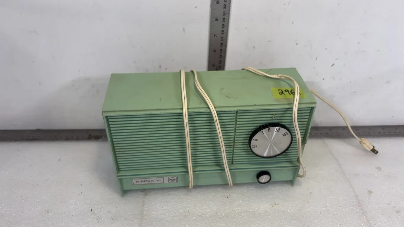 Vintage RCA AM Radio, Approx 10"x6"x4", *Unreserved*