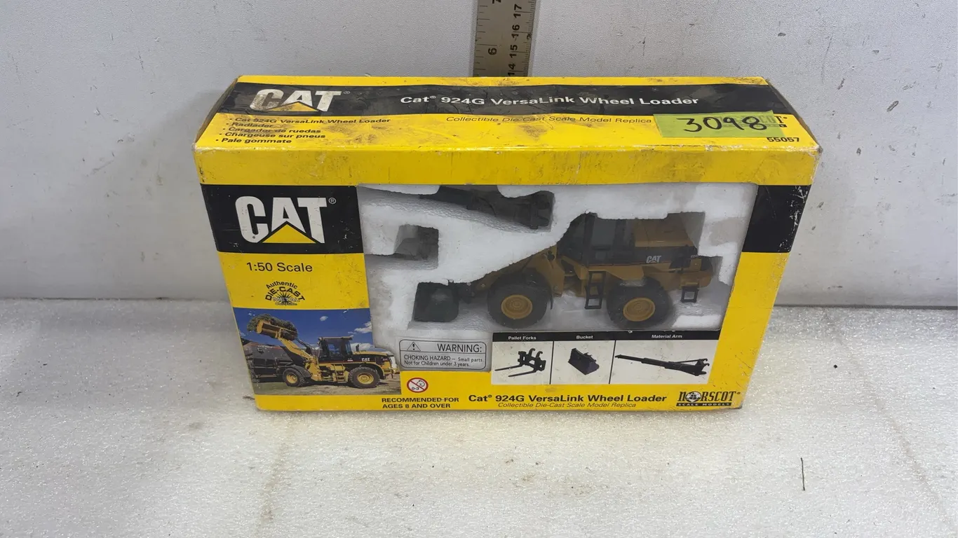 Norscot Scale Models Cat 924G Versalink Wheel Loader, Approximately 10" x 3" x 6" *Unreserved*