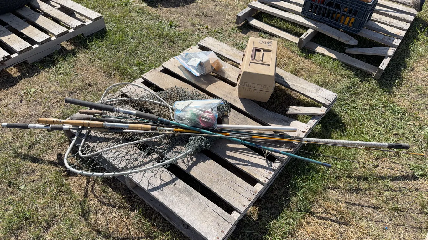 Tackle box w/ assorted tackle, 5 fishing rods, 2 bags assorted reels & tackle, *Unreserved*