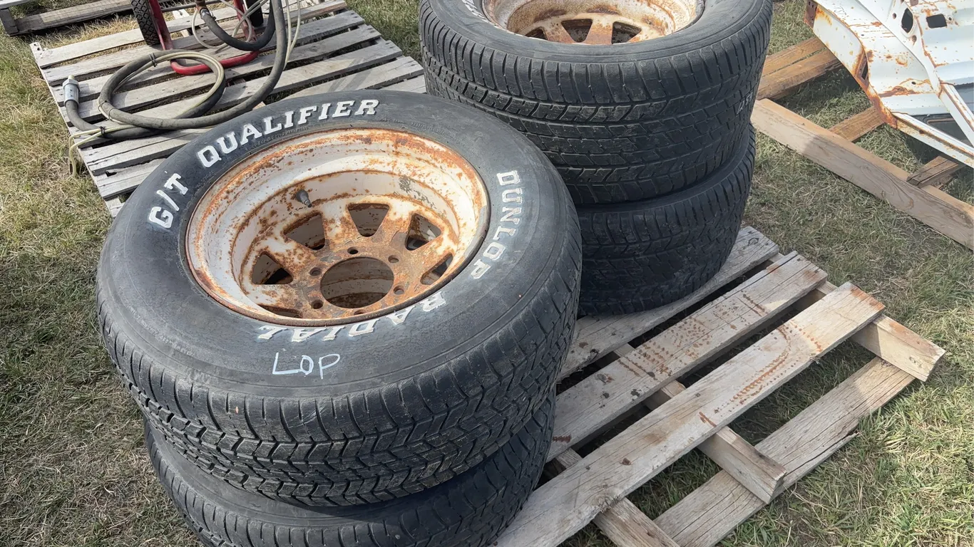 Dunlop Radial Chev tires (4) 255/60R15 on 6 bolt rims, *Unreserved*