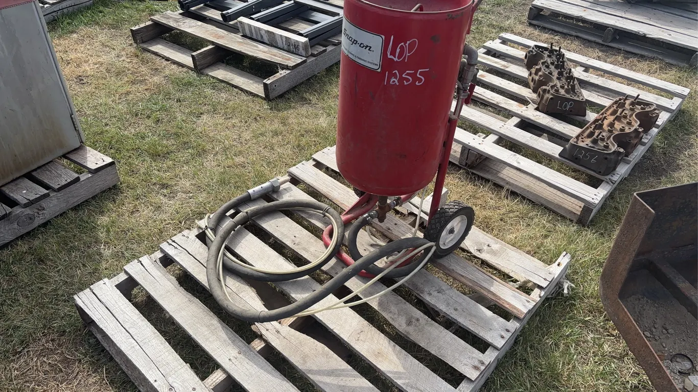 Snap On Sand blasting Unit w/ hose on wheels, sn 063435, *Unreserved*