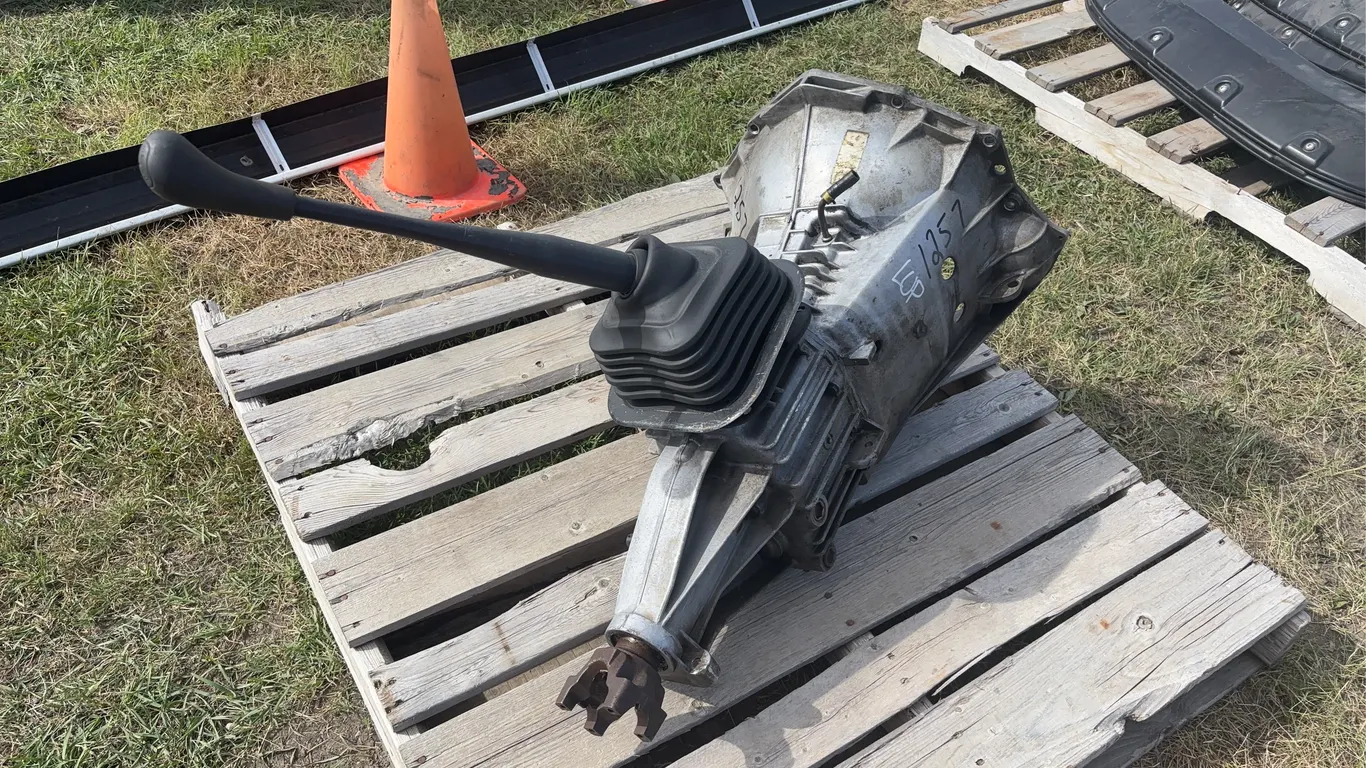 2000 GMC 5 spd transmission *Unreserved*