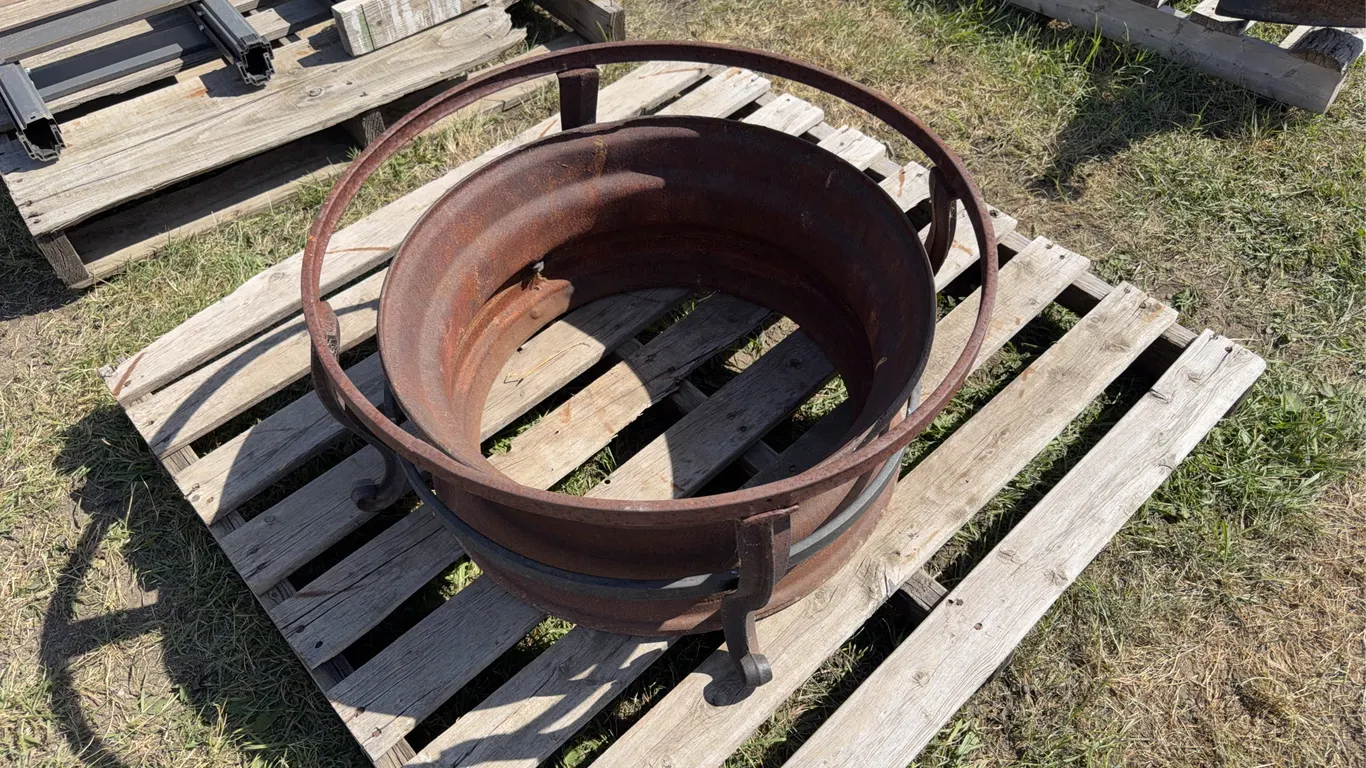 Metal Fire Pit approx 2'3" x 1'3" high, *Unreserved*