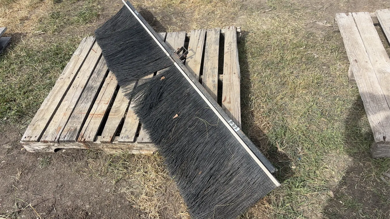 Hitch mount Rock guard approx 6'5" L, *Unreserved*