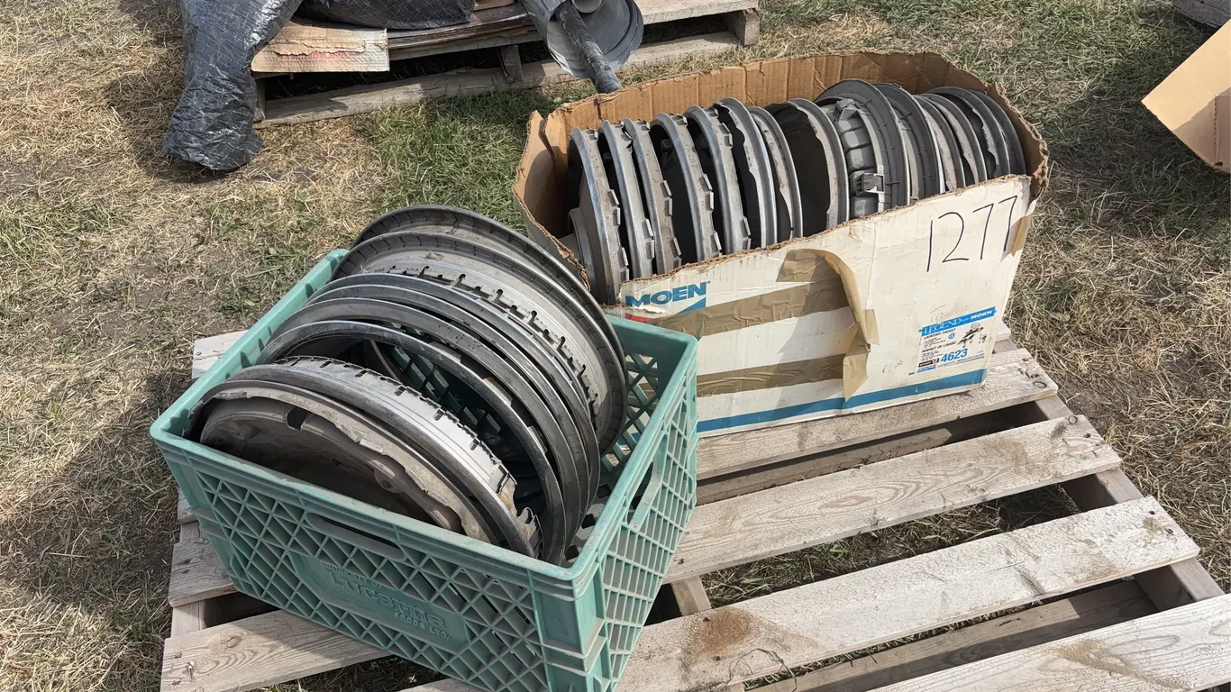 Assorted Hub caps, approx 8, Beauty Rings approx 5, *Unreserved*