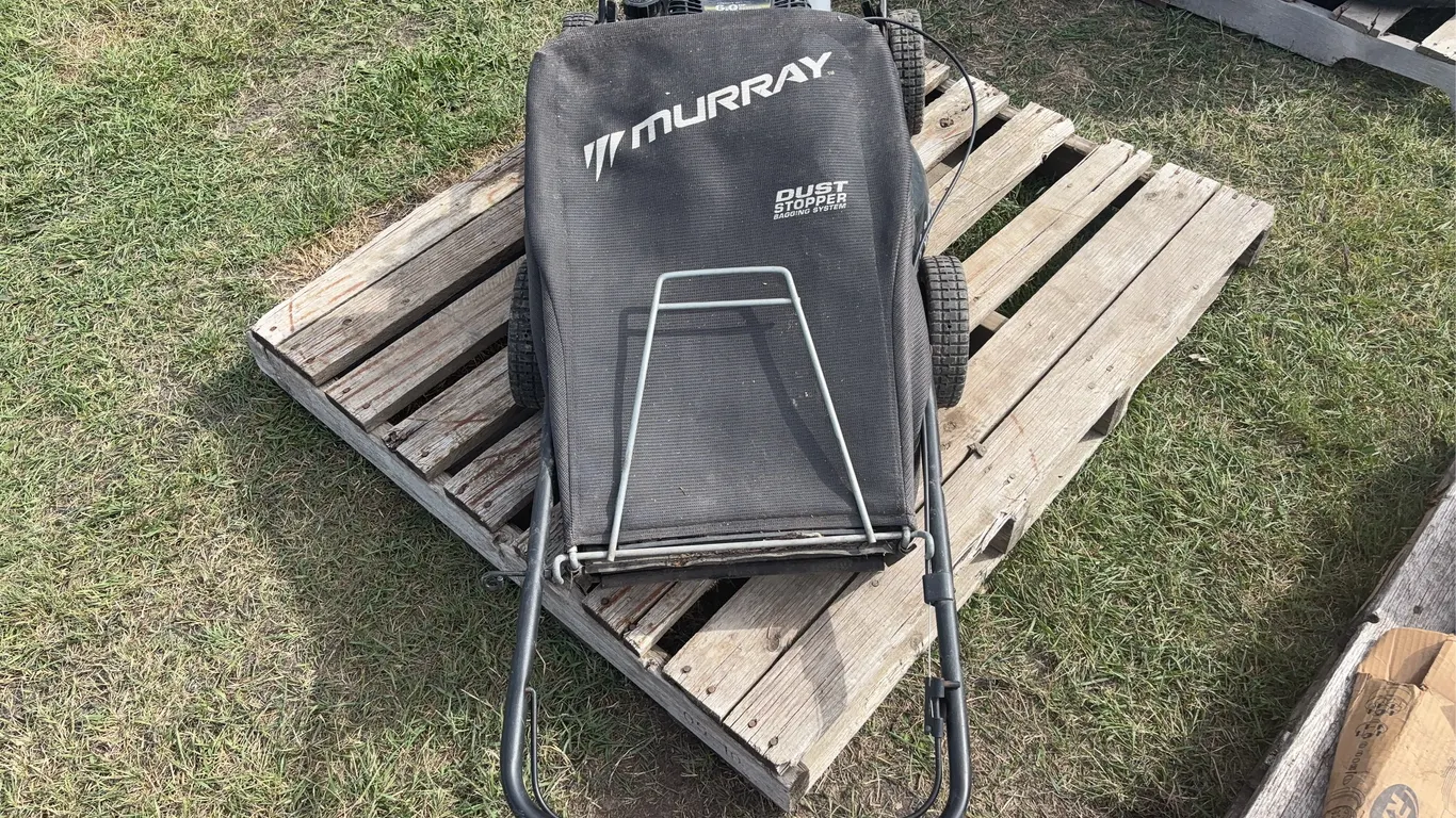 Murray Select 6.0 hp 22" deck push mower Model 22265x31F w/ grass bag, *Unreserved*