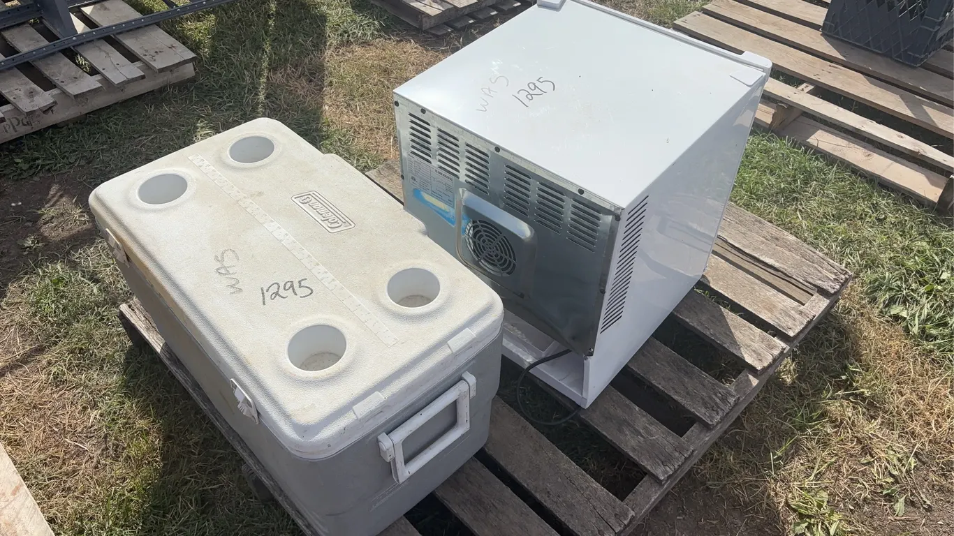 Haier Thermoelectric refrigerator, 115v, 60 hz, 65w, Coleman cooler, *Unreserved*