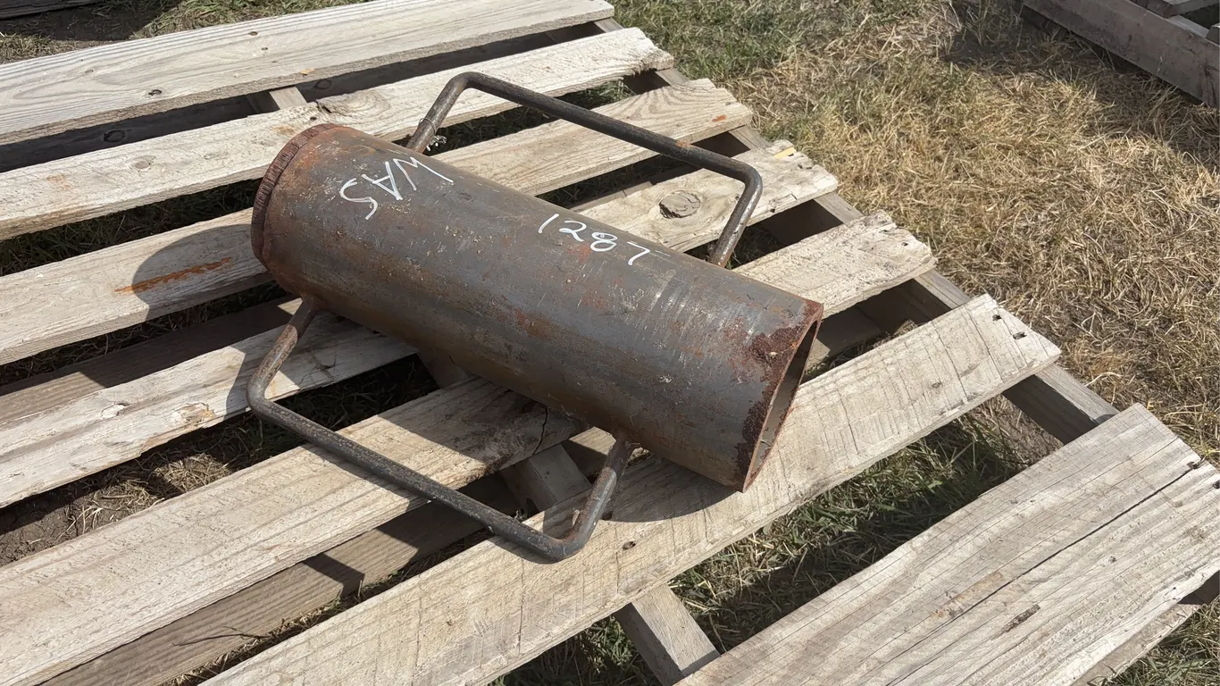Handheld post hole pounder approx 1'7" x1'4", *Unreserved*