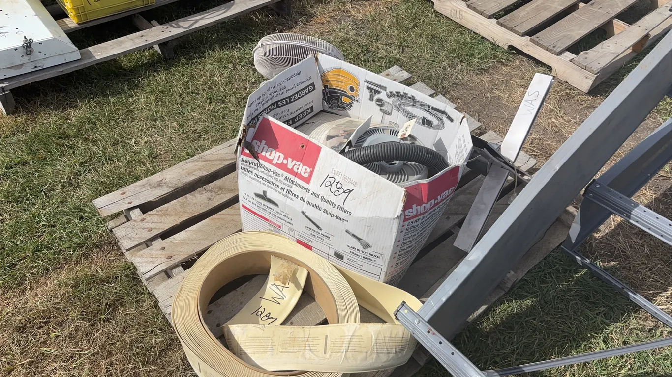 Tracker wet/dry vacuum 10 amp, 12v, 120w, Core moulding (roll), Fan approx 3'4", *Unreserved*