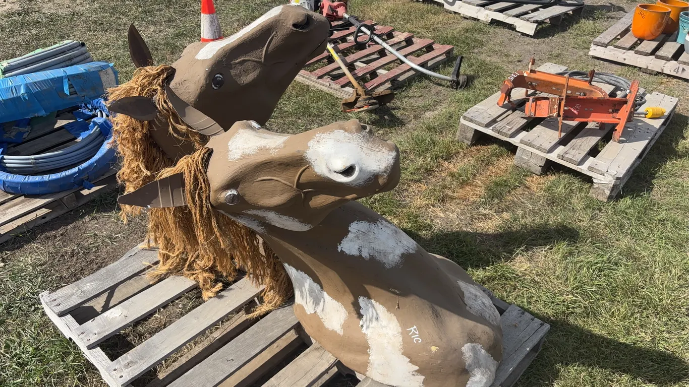 2 - Horse Head Statues approx 2'8"x2', *Unreserved*