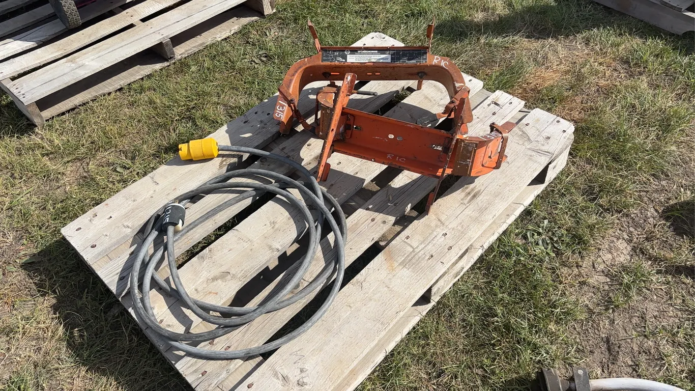 2 - Workhorse adjustable platform brackets, extension cord (30A, 115v, 18' L), *Unreserved*
