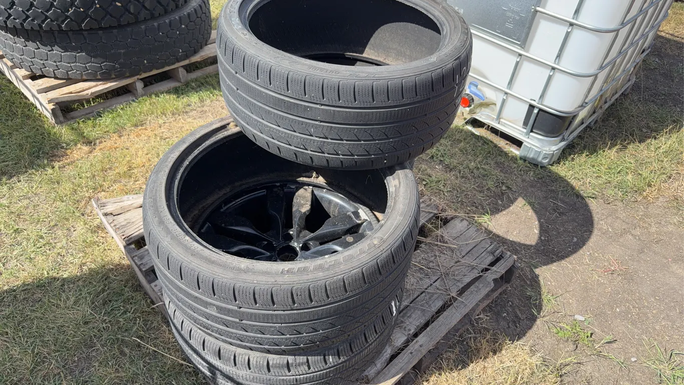 Trocmox 255/35R19 Tires (5), *Unreserved*