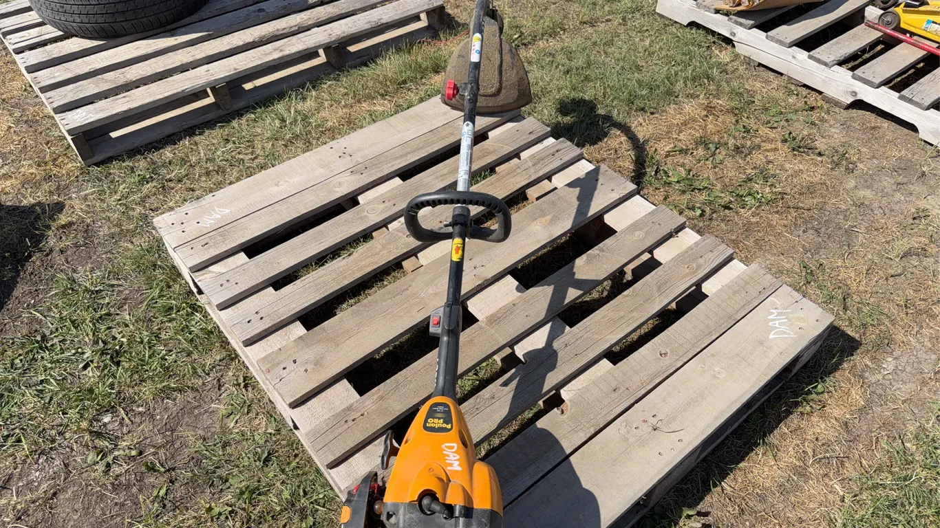 Poulan Pro Gas Weed Wacker, 17" cut, 25cc high output engine, *Unreserved*