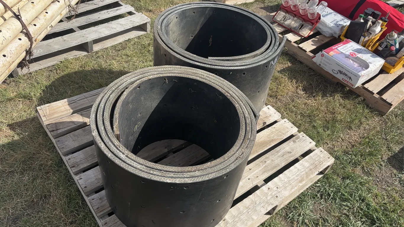 Rubber mat, approx 1" thick x 24" wide x 19' *Unreserved*