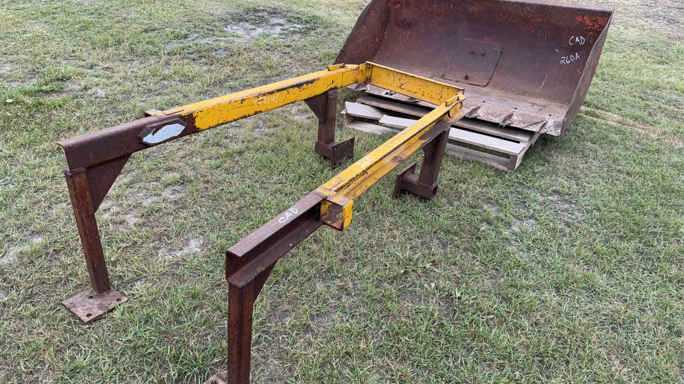Tractor Bucket, aprox 5', *Unreserved*