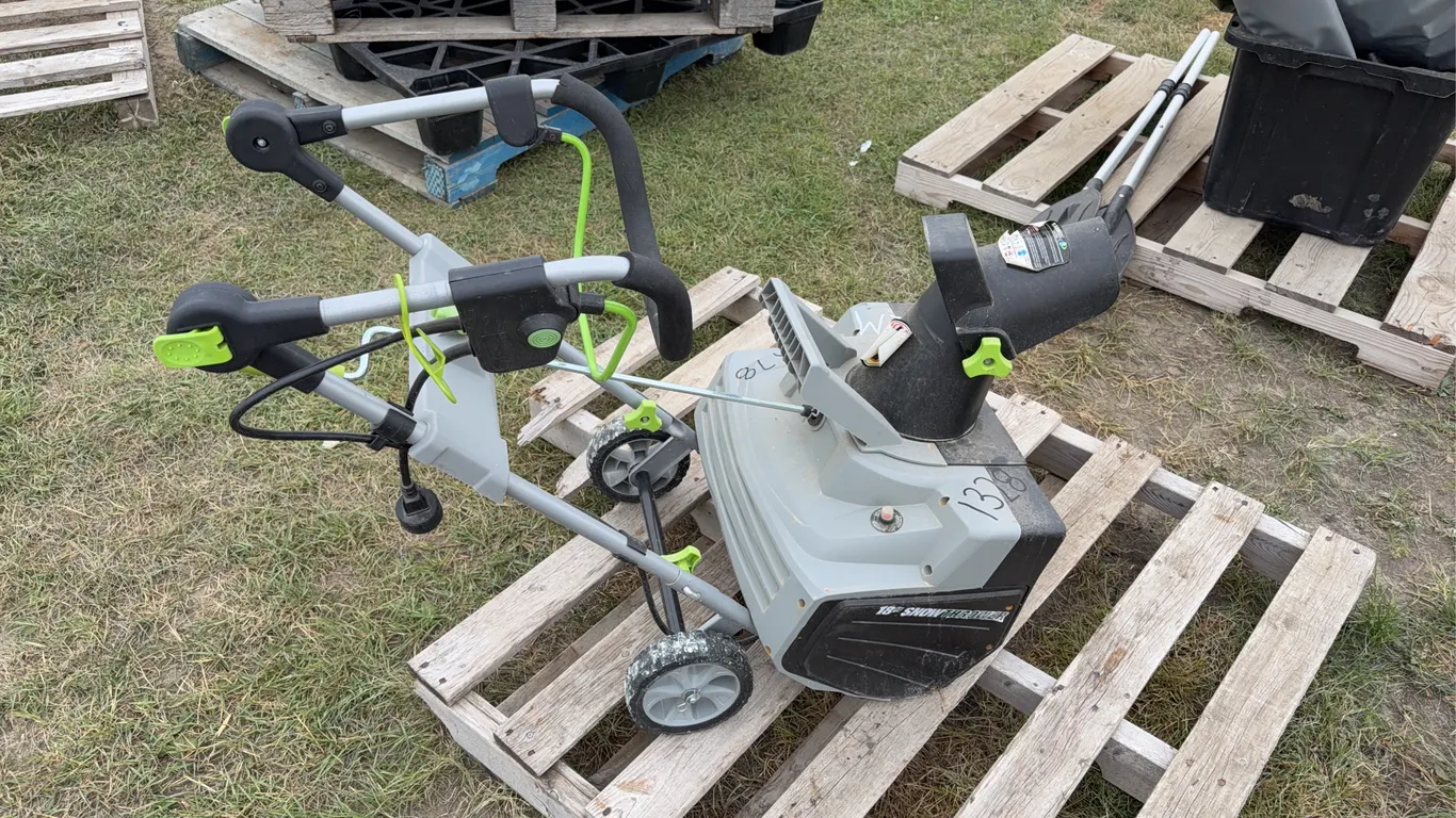 18" Electric Snow thrower, *Unreserved*
