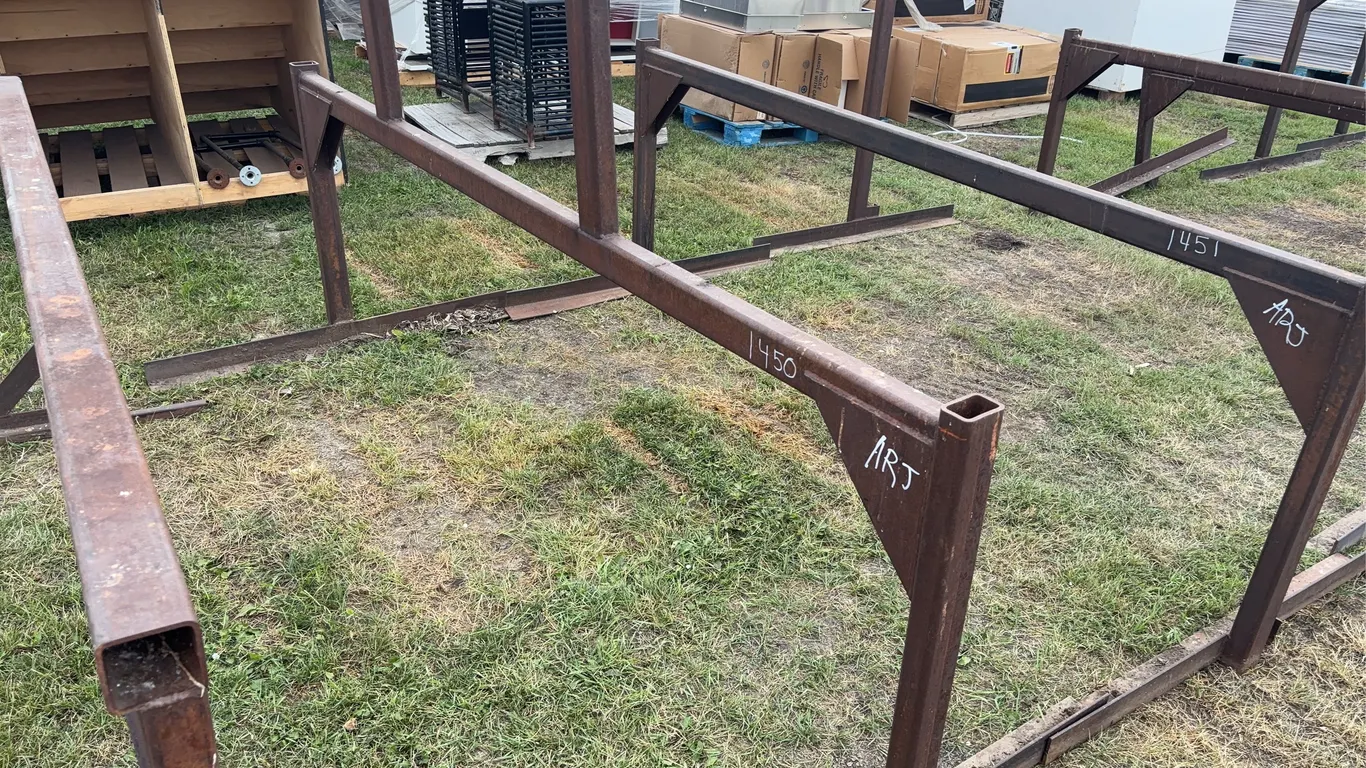 Metal Stand, approx 8'6" x 4' x 4'7", *Unreserved*