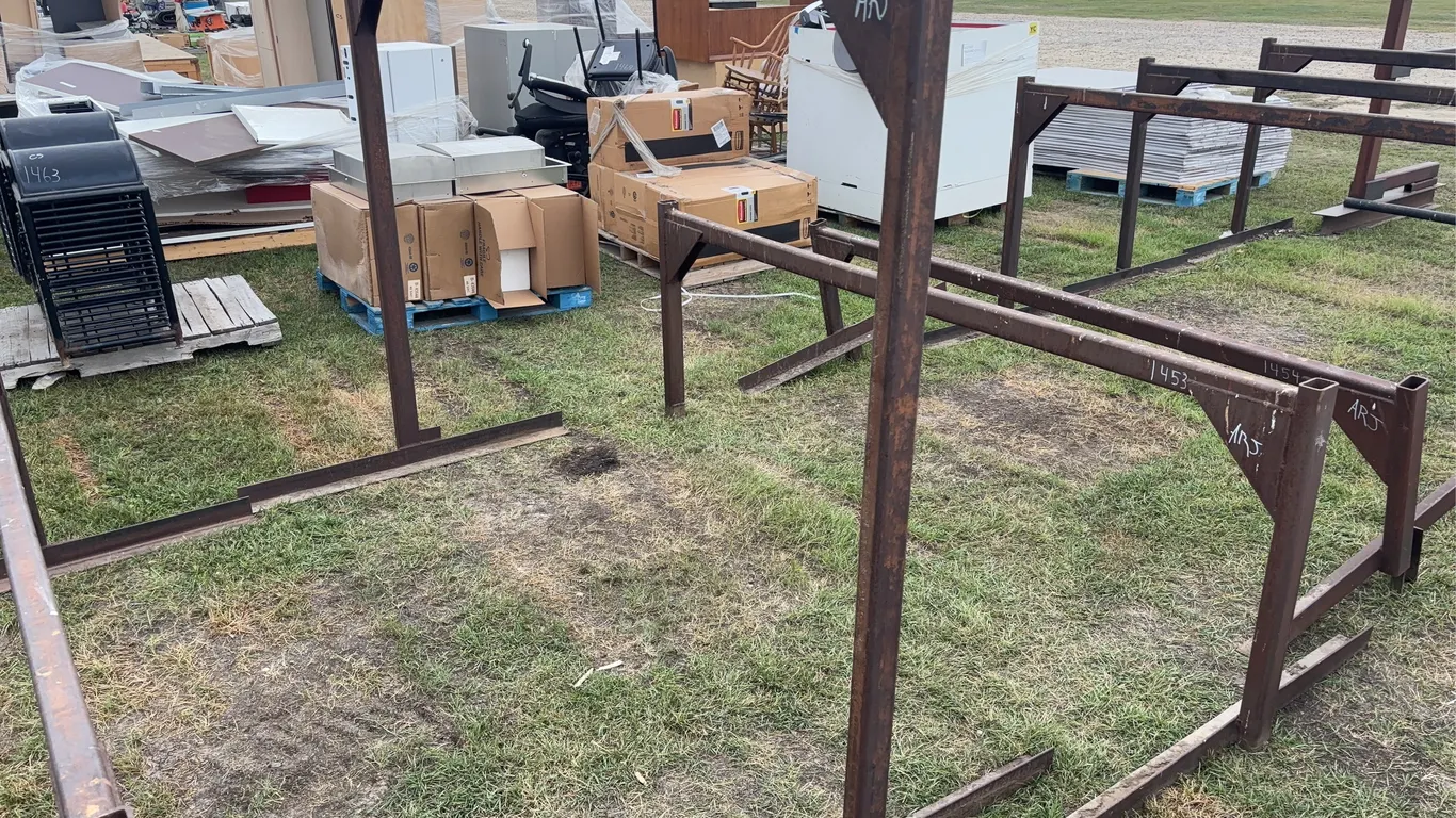 Metal Stand, approx 8'6" x 4' x 4', *Unreserved*