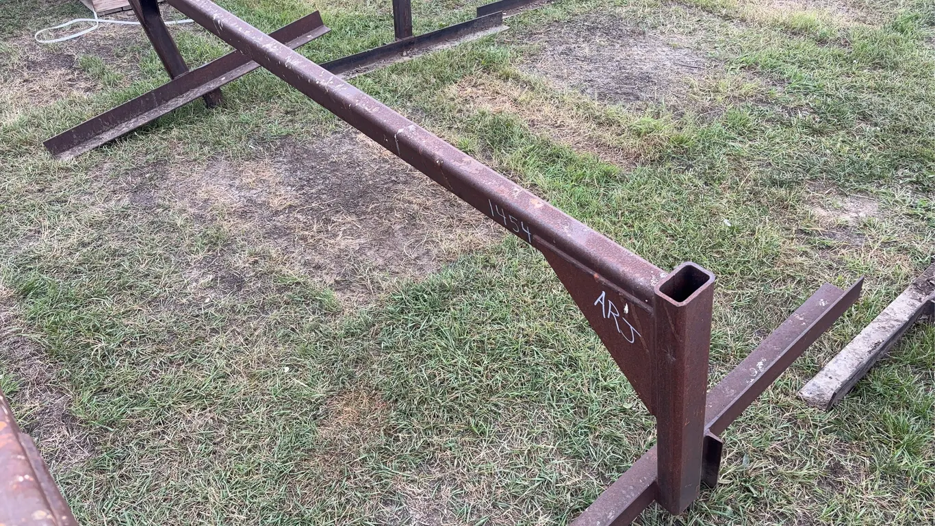 Metal Stand, approx 8'6" x 4' x 2'6", *Unreserved*