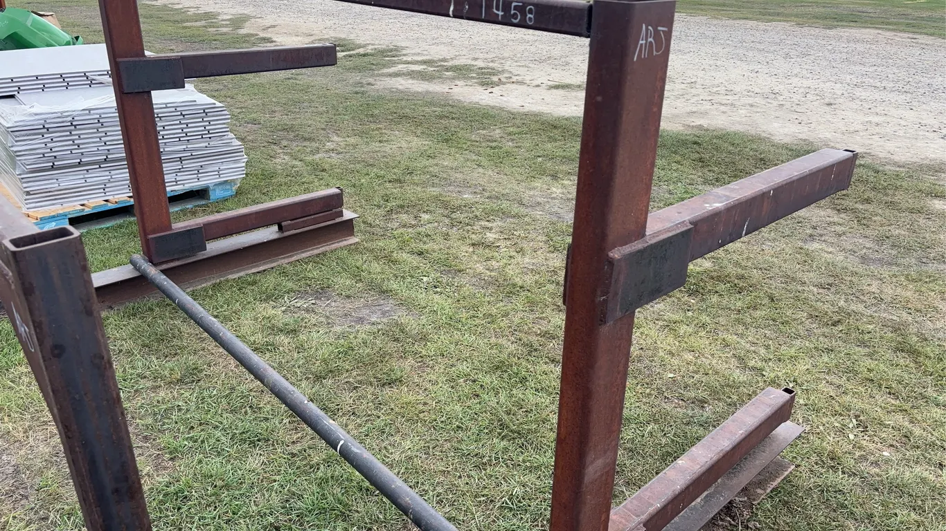 Metal Stand, approx 8'10" x 4'4" x 5', *Unreserved*
