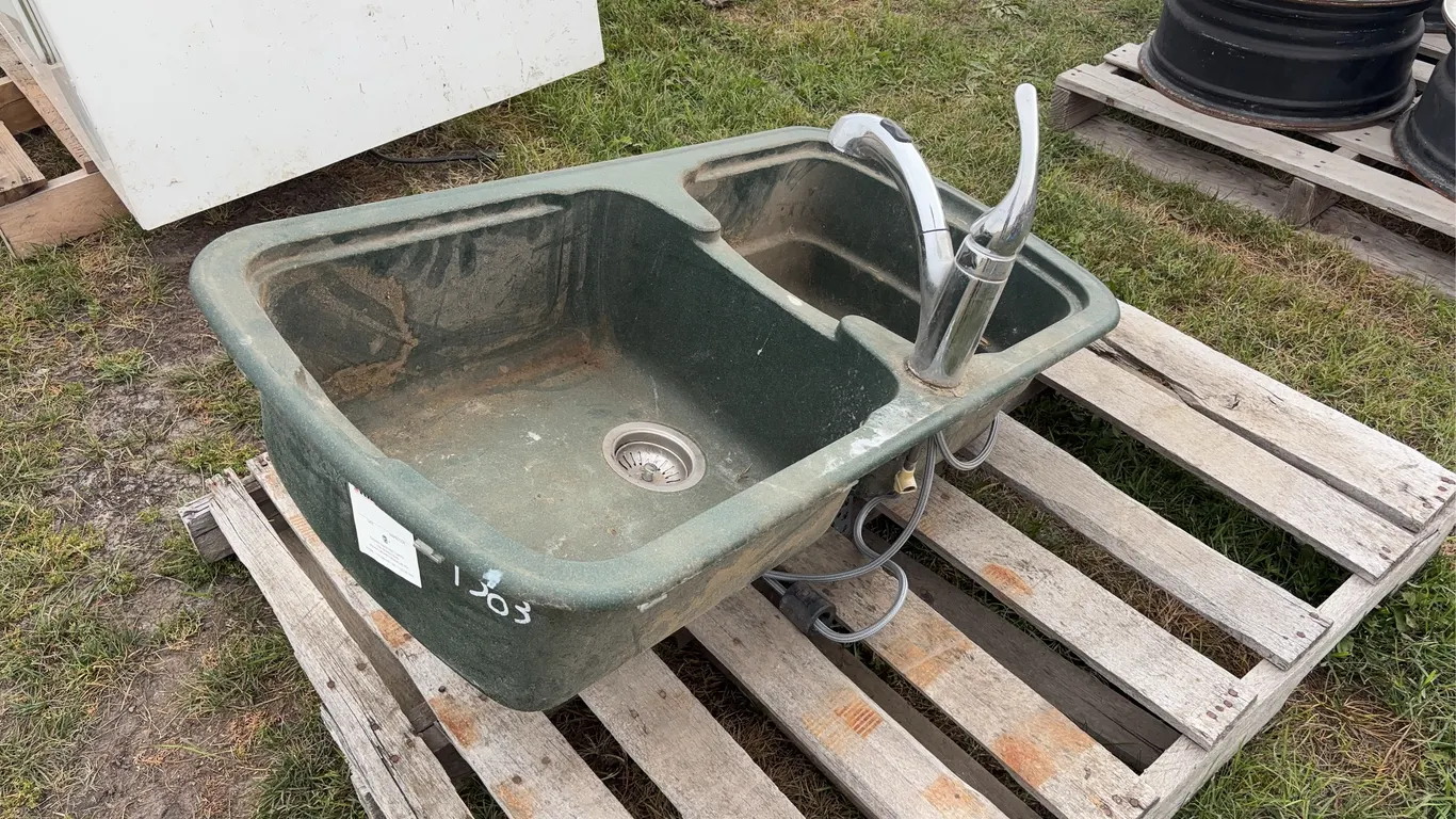 Kindred Kitchen Sink, approx 3'2"x1'8", *Unreserved*