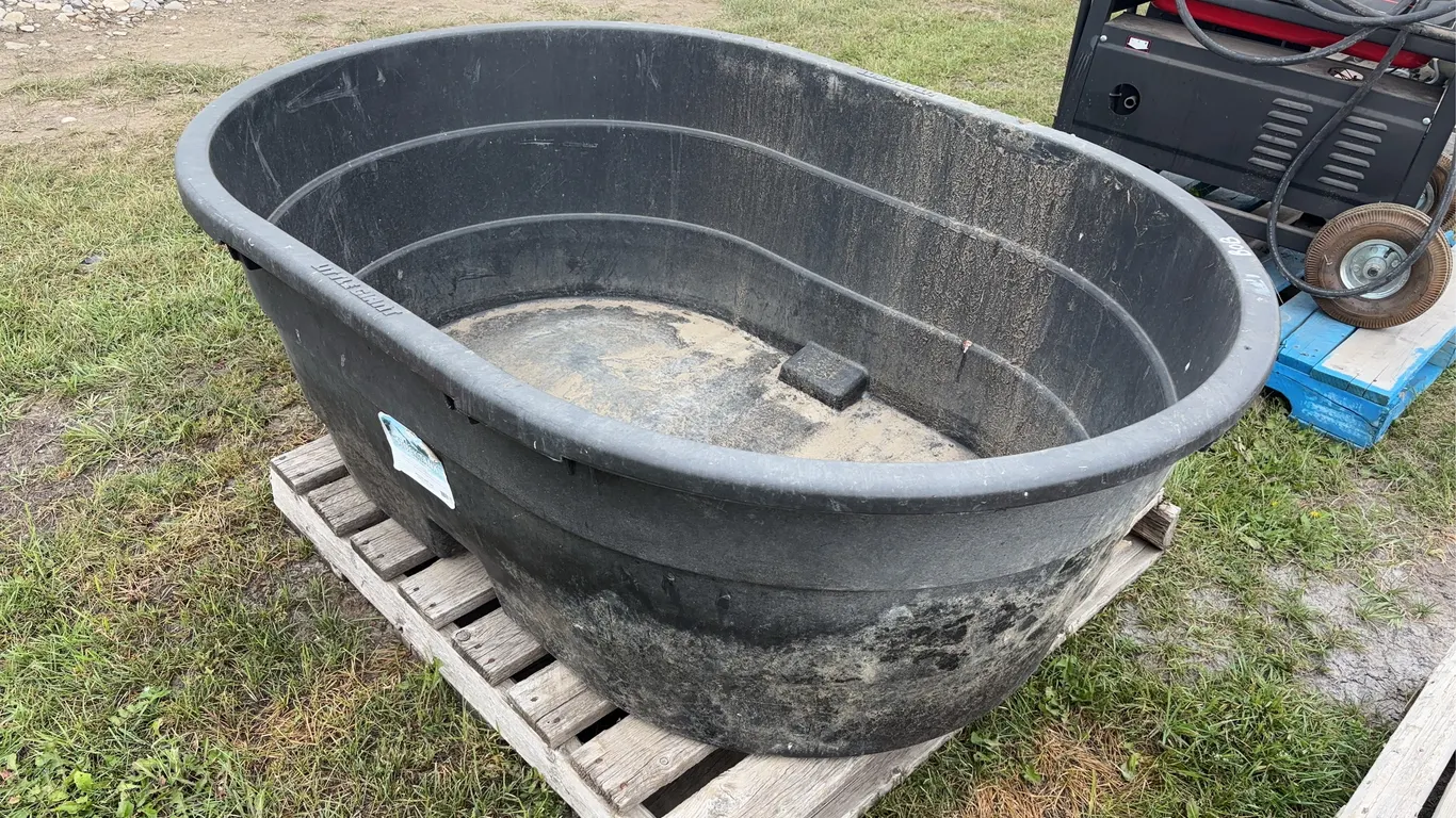 Lite Giant 150 gallon stock tank, plastic, approx 5'2" x 3'6", *Unreserved*