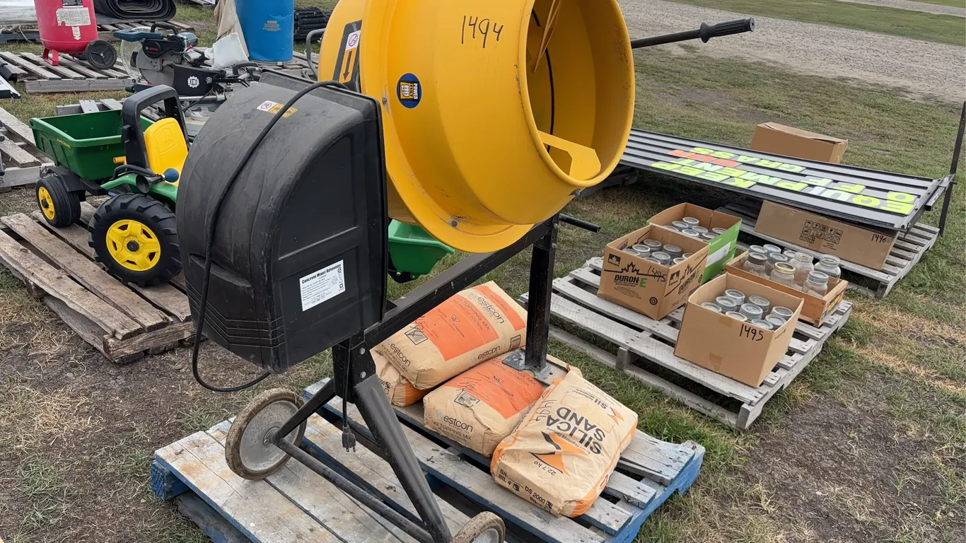 Powerfist Concrete Mixer, 120v, 60 hz, 500w, w/ 3 bags topping mix, 1 bag silica sand, *Unreserved*