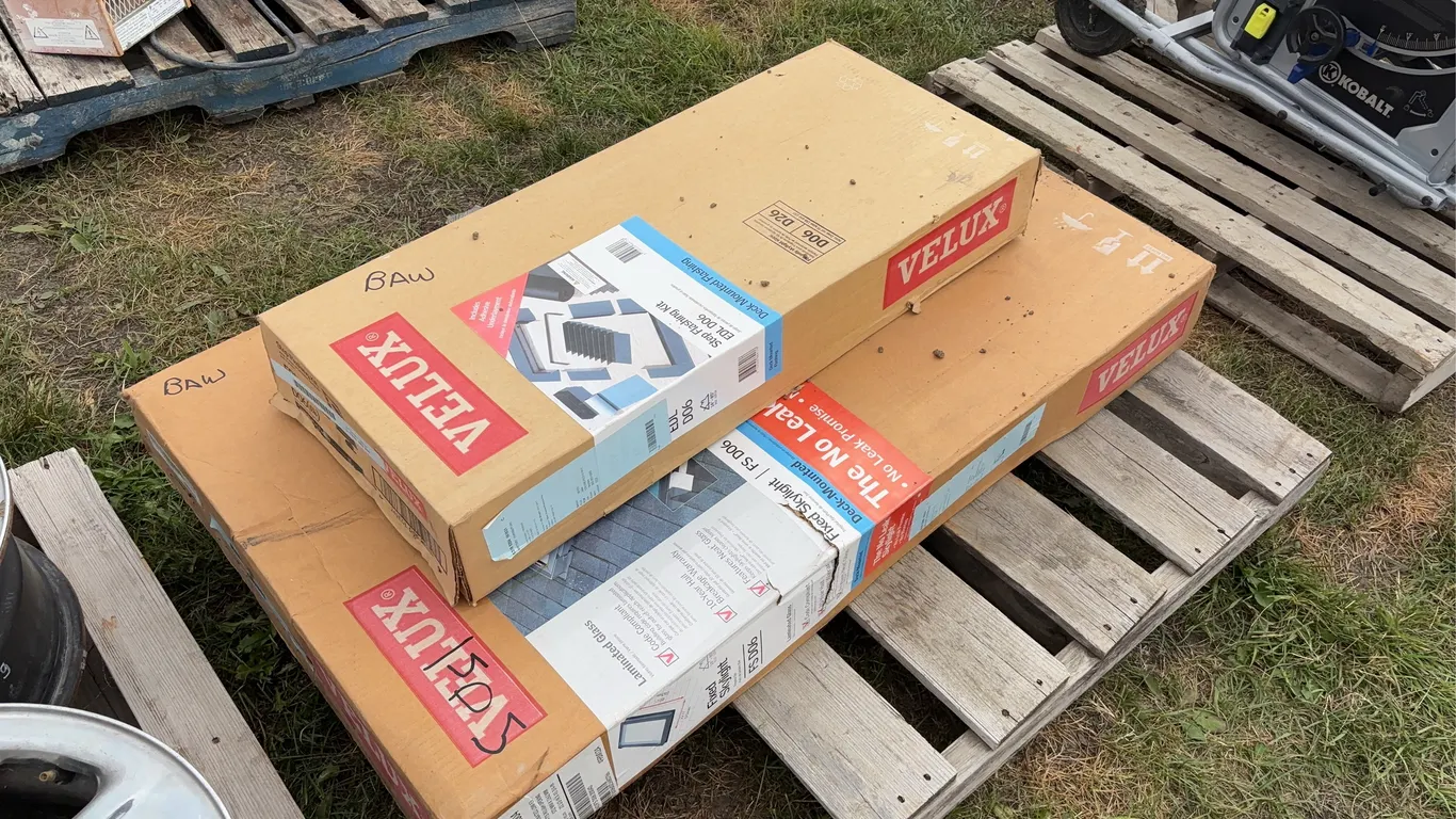 Veltux Skylight & flashing kit (deck mount), *Unreserved*