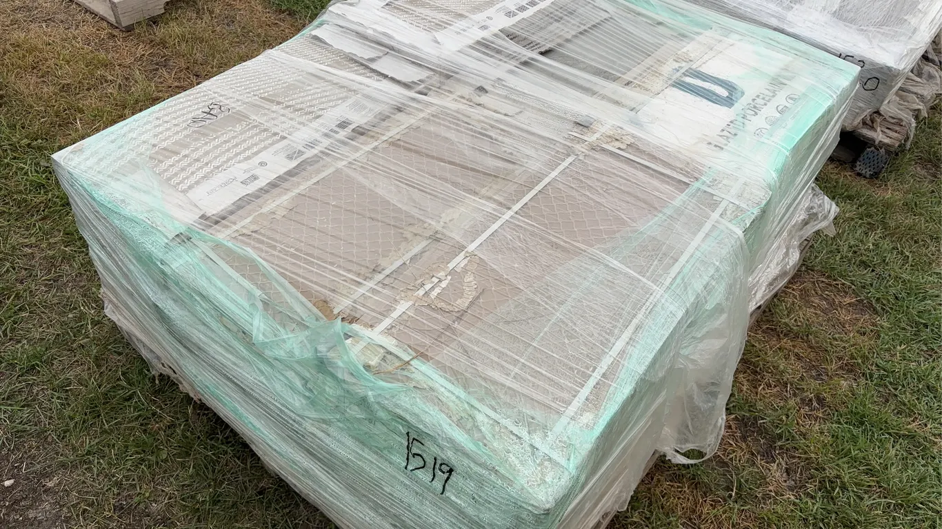Pallet of wall & floor tiles, *Unreserved*