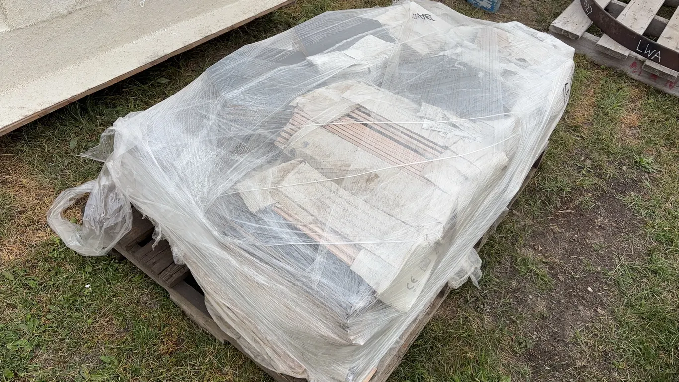 Pallet of wall & floor tiles, *Unreserved*