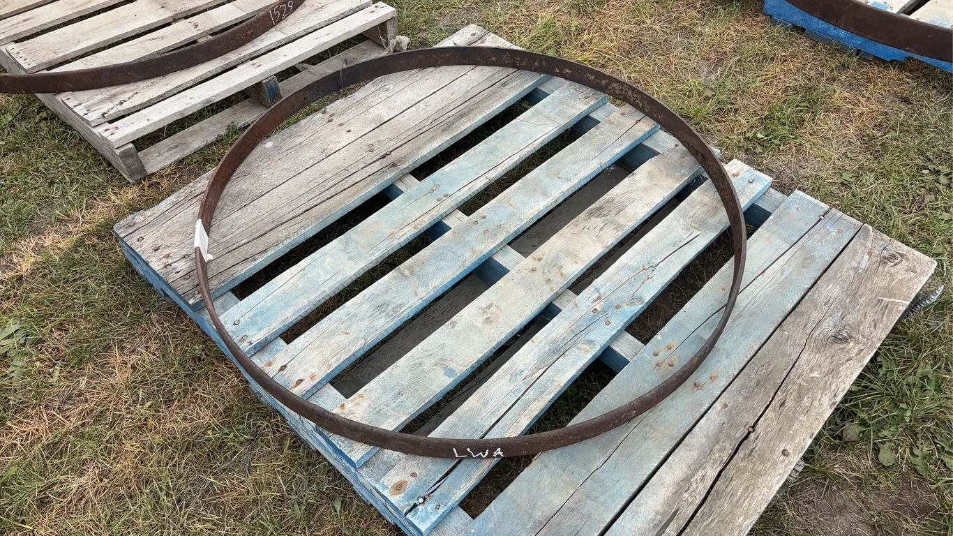Approx 2"x 40" dia. wagon wheel rim, *Unreserved*
