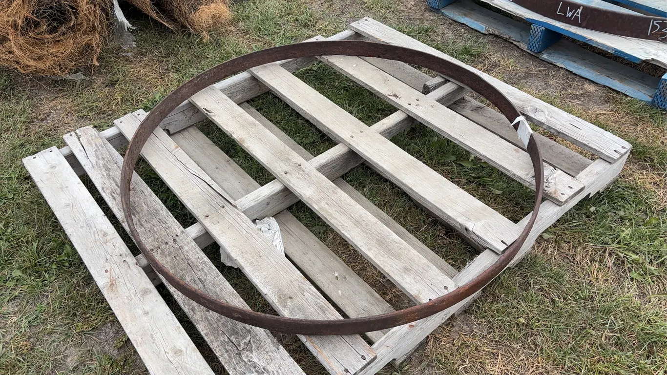 Approx 2"x 40" dia. wagon wheel rim, *Unreserved*