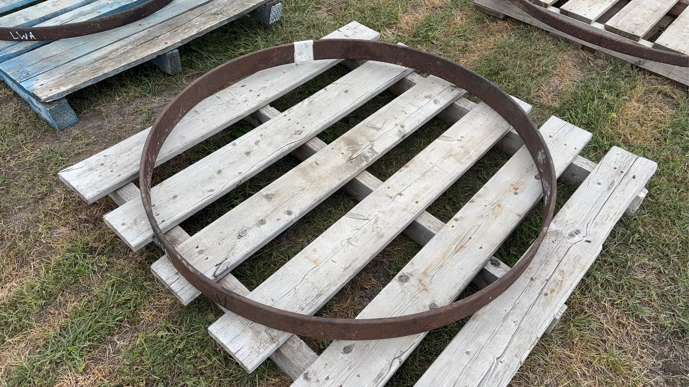 Approx 3"x 43.5" dia. wagon wheel rim, *Unreserved*