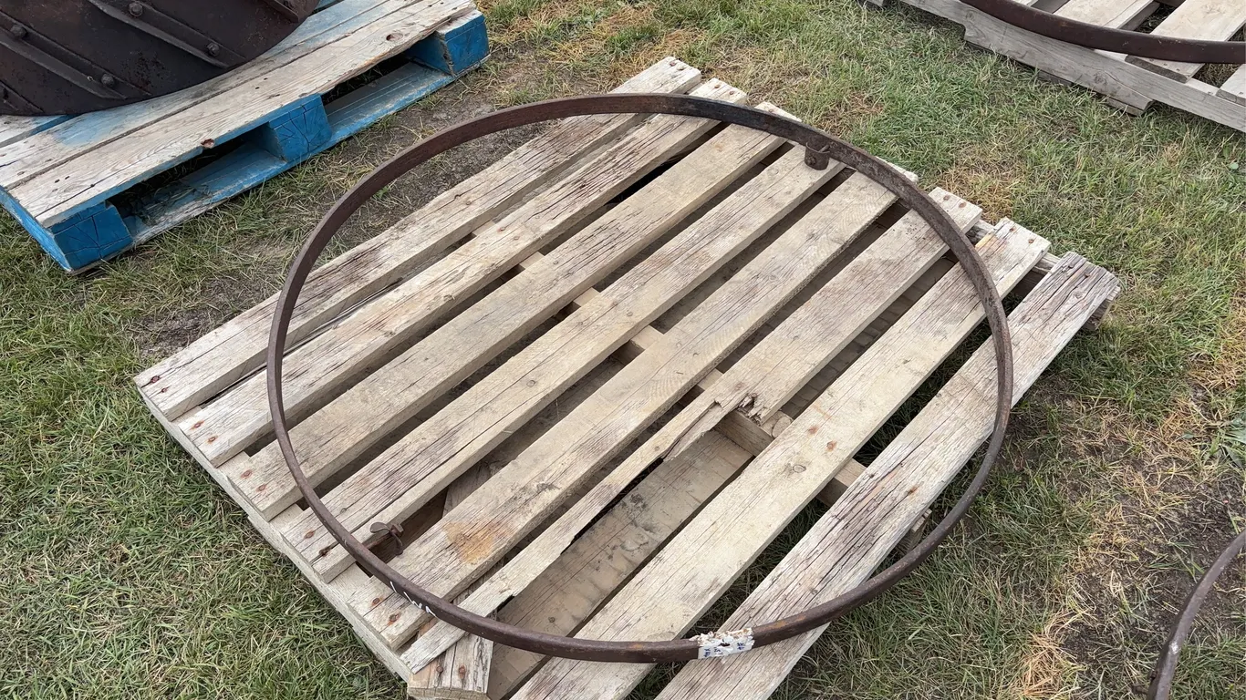 Approx 1.5"x 44" dia. wagon wheel rim, *Unreserved*