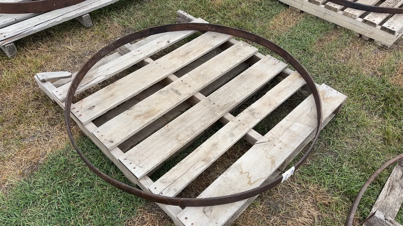 Approx 2"x 45.5" dia. wagon wheel rim, *Unreserved*