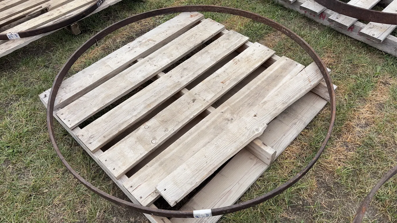 Approx 1.5"x 54" dia. wagon wheel rim, *Unreserved*