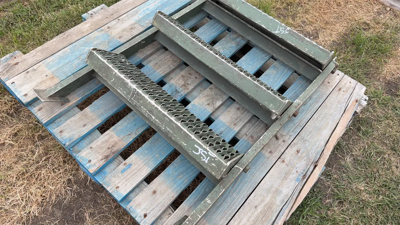Aluminum Steps, Approx. 2'2'' x 3'4'' *Unreserved*