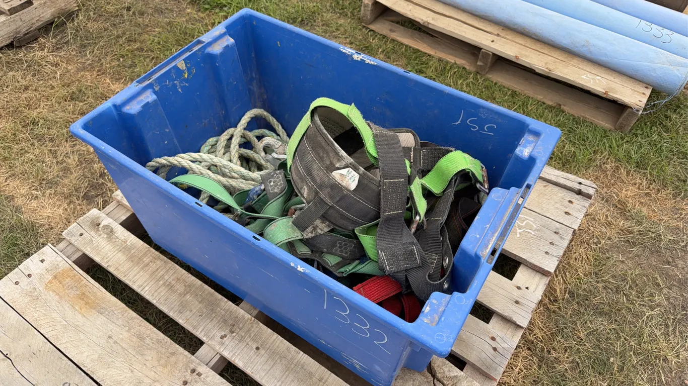 Tote of Roofer Safety Harness, approx 4 sts & rope, *Unreserved*