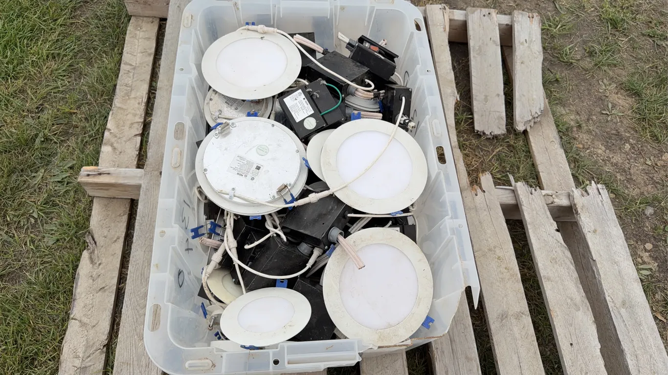 Tote of 4" & 6" pot lights, approx 45, *Unreserved*
