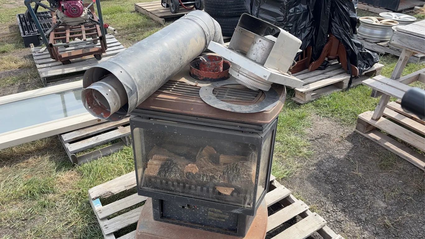 Gas Fire Place with Remote & Chimney Approx. 2' x 1'7'' x 2'6'' *Unreserved*