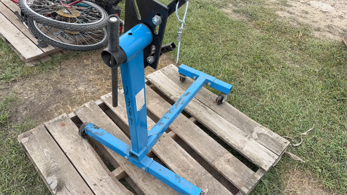 1000 lb Engine Stand, blue on wheels, *Unreserved*