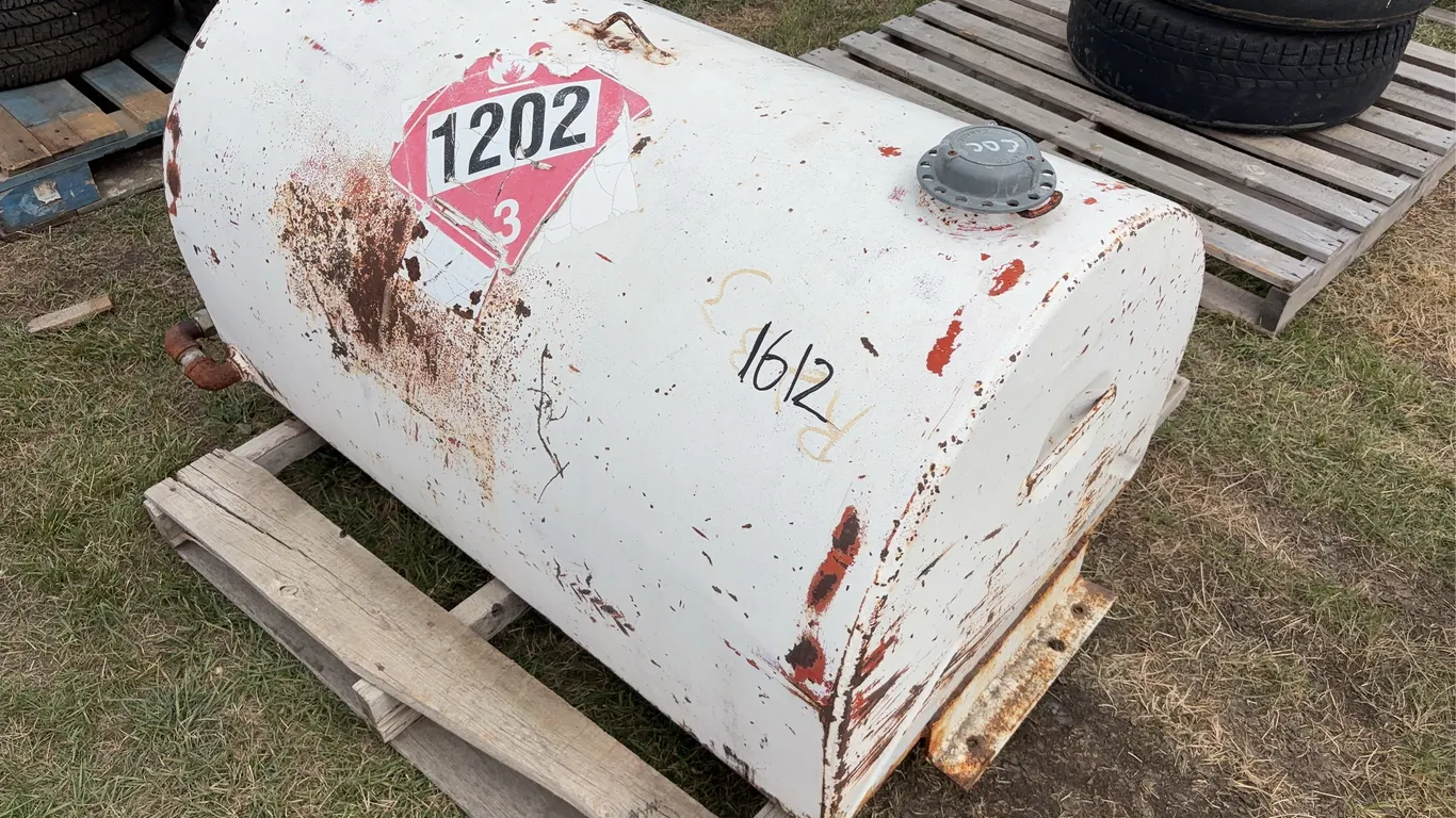 Large Diesel Tank, Approx. 4' x 2'3'' x 2'2'' *Unreserved*