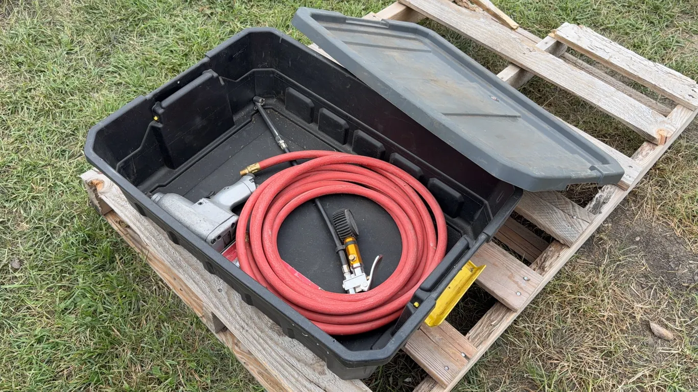 Tote w/ Air gun & hose, approx 25',25" x 18", *Unreserved*