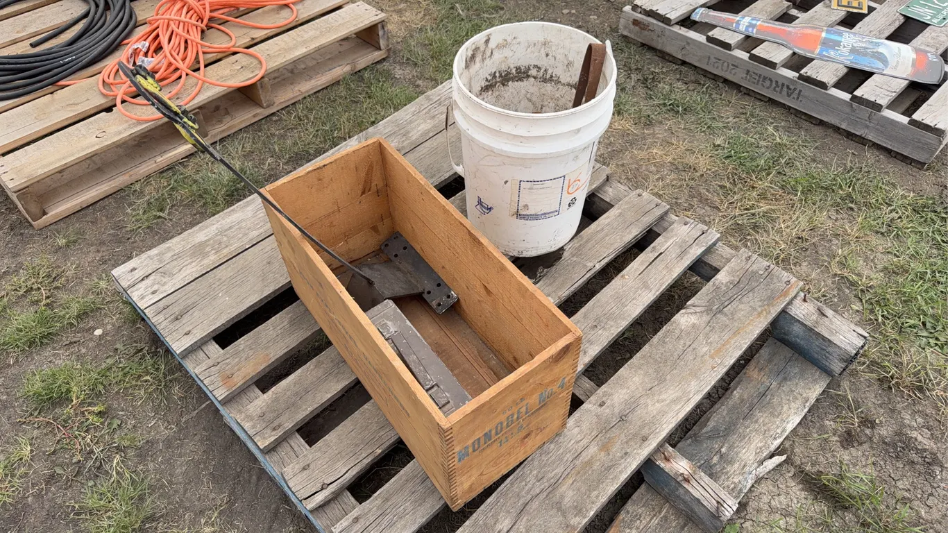 5 Steel Animal traps, Metal shooting target, 2 ammo boxes, *Unreserved*