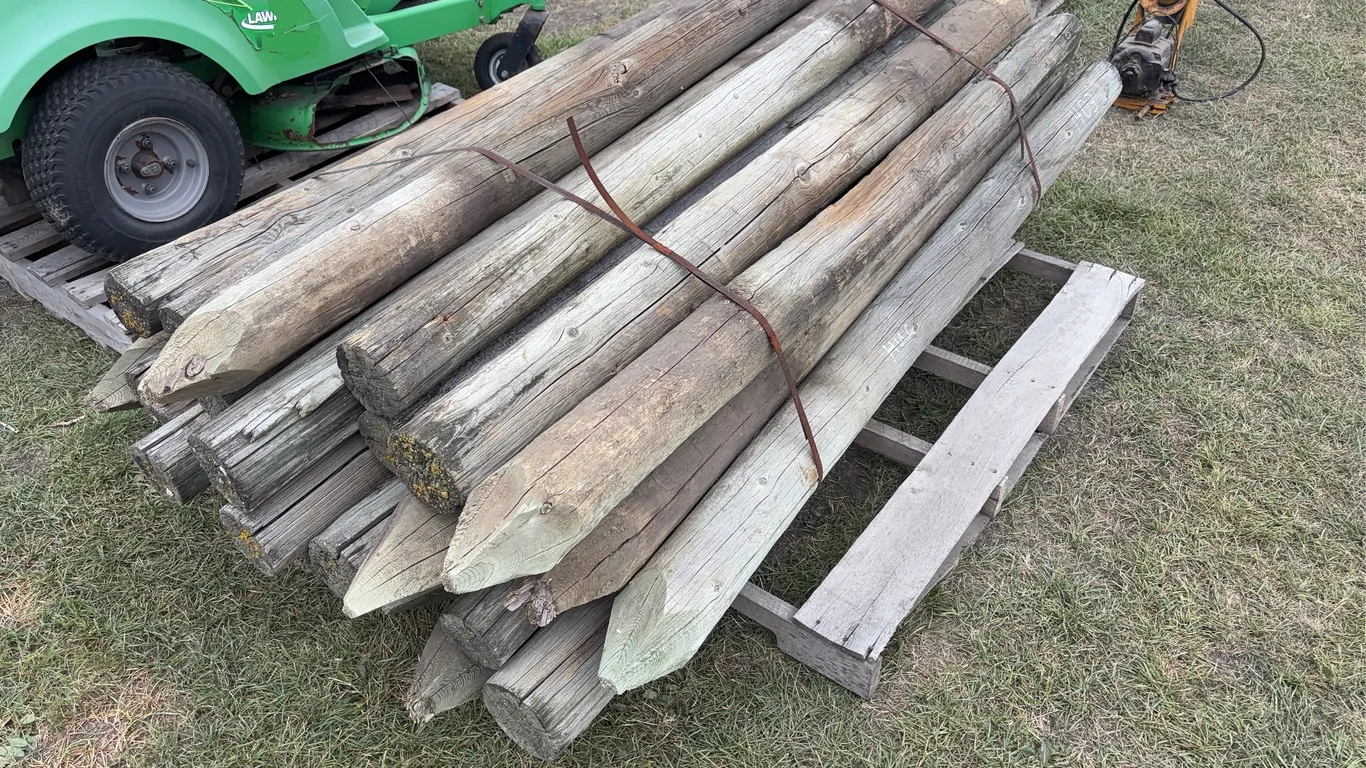 Approx. 6'5'' Fence posts, wood, approx 28, *Unreserved*